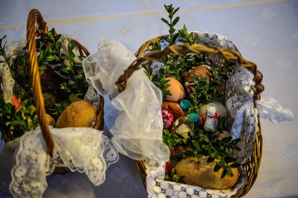 Wielka Sobota jest dla katolików czasem wielkiego, cichego oczekiwania. Przy grobie Jezusa stoją warty, wierni przychodzą do kościołów, by adorować Najświętszy Sakrament. To jednak także dzień, w którym czuje się już narastającą radość pożegnania z Wielkim Postem i nadchodzących świąt. Przynosi się pokarmy do święcenia, a wieczorem bierze udział w uroczystej liturgii Wigilii Paschalnej. Ostatniemu dniowi przed Wielkanocą patronują dwa żywioły: ogień i woda.