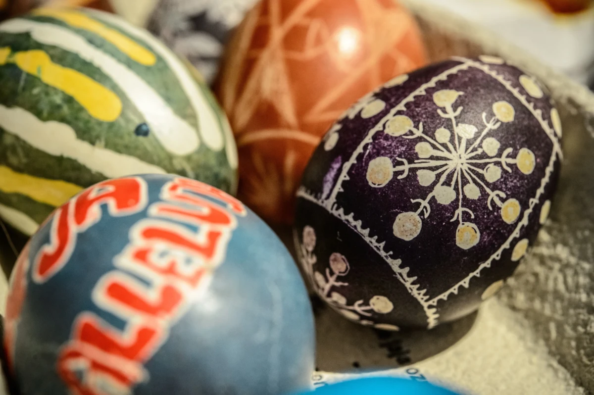 Tegoroczne święta wielkanocne upłyną pod znakiem kapryśnej i mało wiosennej aury. Popada deszcz, a miejscami deszcz połączony ze śniegiem oraz śnieg. Słońca będzie jak na lekarstwo, a wartości na termometrach niezbyt wysokie, maksymalnie do 9 st. Celsjusza. W nocy spodziewane są lokalne przymrozki sięgające w górach i kotlinach minus 7 st. Celsjusza. 