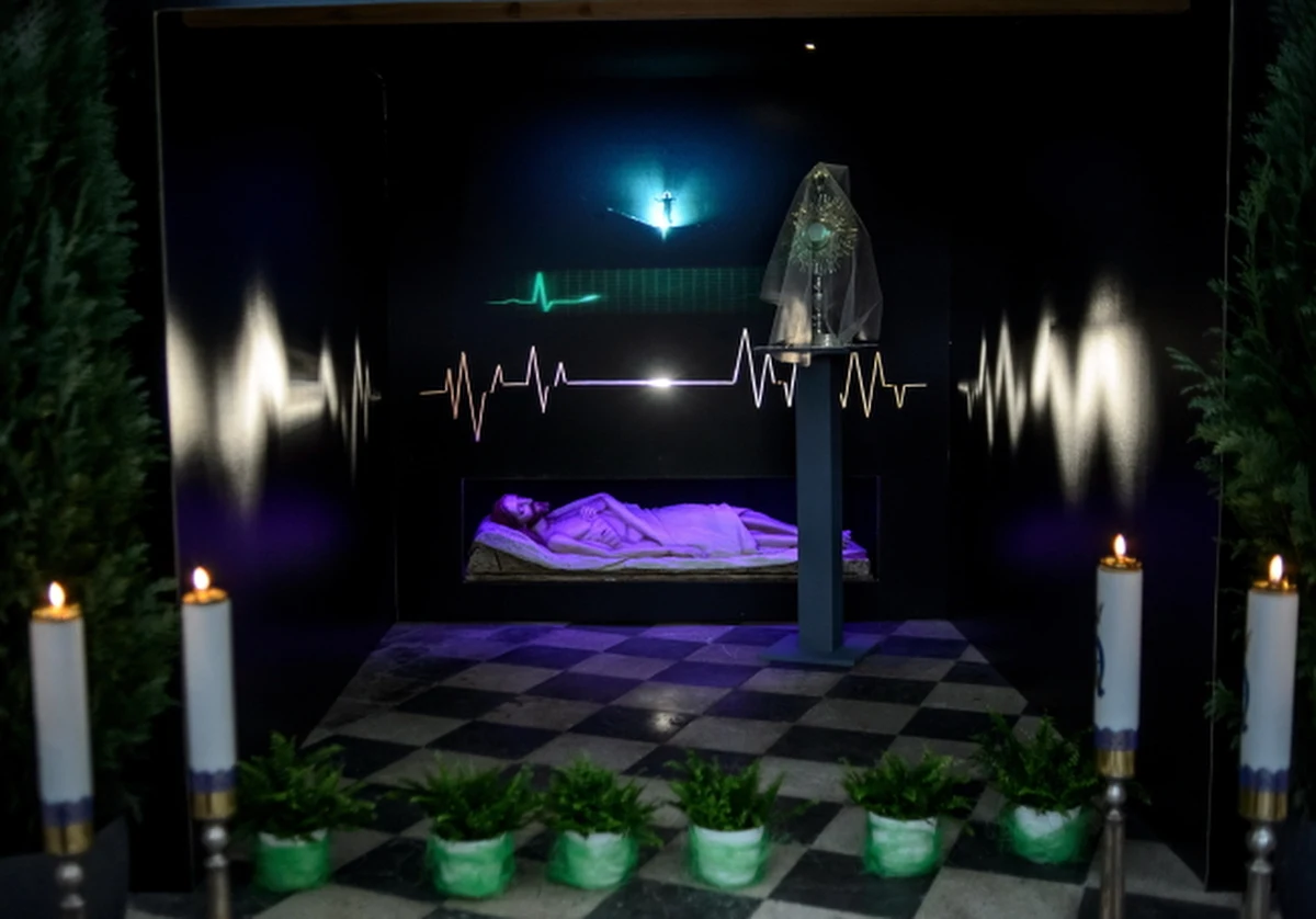 ​Tradycja dekorowania Grobów Pańskich i ich nawiedzania w Wielką Sobotę rozwinęła się w Polsce około XVI wieku. Ma wymiar religijny, symboliczny i społeczny - mówi ksiądz profesor Leon Dyczewski z KUL.