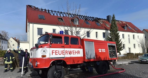 Pożar, który w nocy z piątku na sobotę wybuchł w budynku mieszkalnym przeznaczonym na ośrodek dla uchodźców w miejscowości Troeglitz na wschodzie Niemiec, był skutkiem podpalenia - poinformowała niemiecka prokuratura. Ogień strawił dach budynku.