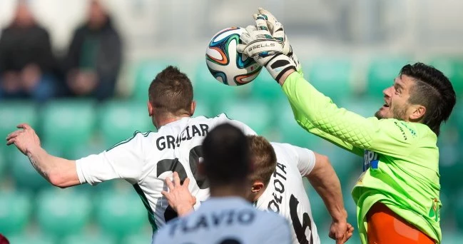 Peter Grajciar (L) i Tomasz Hołota (2,P-przysłonięty) ze Śląska oraz bramkarz Podbeskidzia Bielsko-Biała Richard Zajac