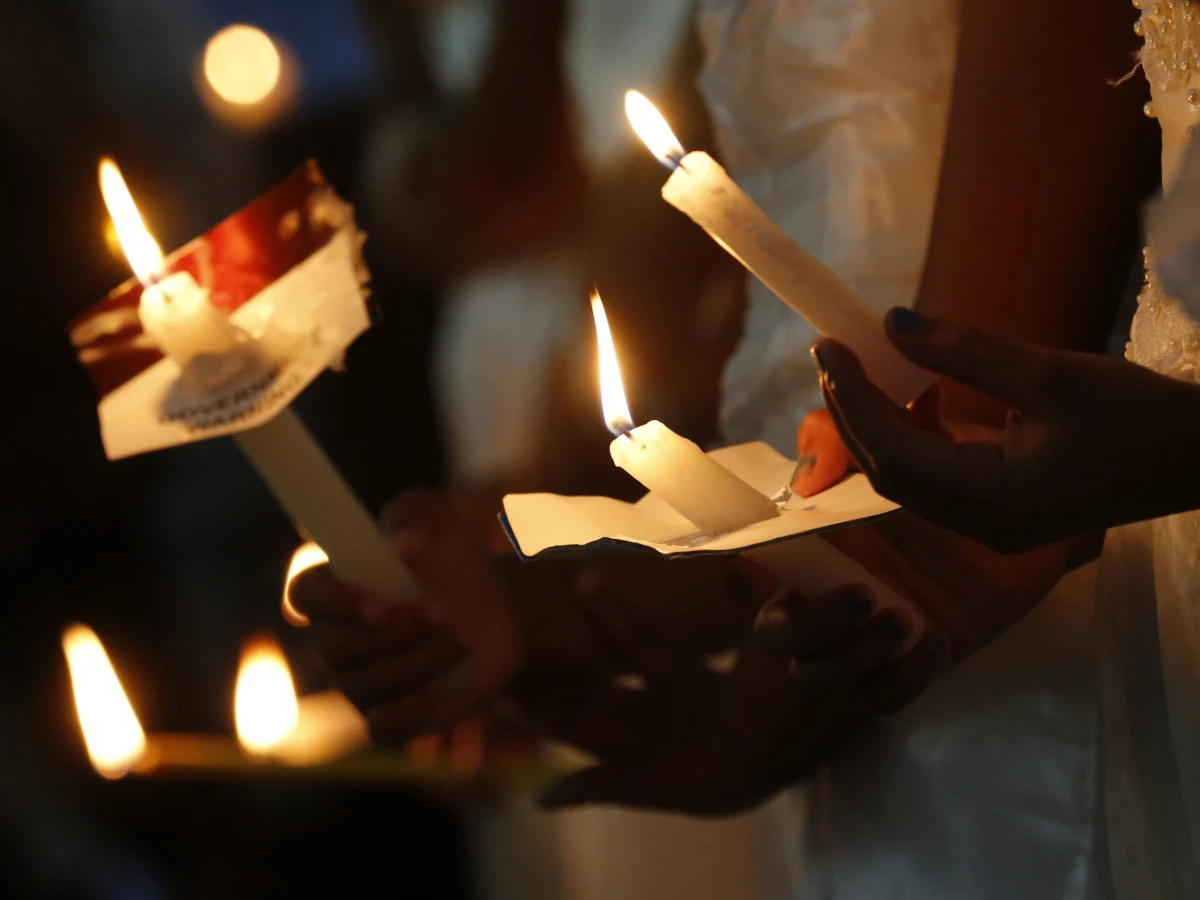 Niedziela Wielkanocna kończy trwający 40 dni post. Właśnie tego dnia o poranku wybucha eksplozja świątecznej radości. Jest to czas świętowania zmartwychwstania Chrystusa. - Przewodnim symbolem Niedzieli Wielkanocnej z pewnością jest paschał. To świeca symbolizująca Chrystusa ukrzyżowanego - mówi w rozmowie z RMF FM dominikanin, ojciec Stanisław Tasiemski.