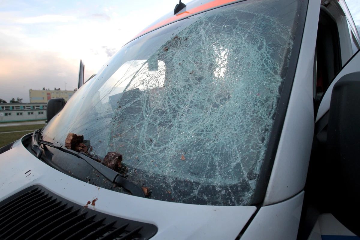 Mężczyźni, którzy w piątek w miejscowości Wiśniówek w województwie warmińsko-mazurskim zaatakowali ratowników medycznych i uszkodzili karetkę, na trzy miesiące trafili do aresztu. 22 i 33-latek usłyszeli po pięć zarzutów. 