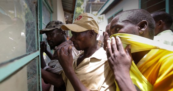 W Kenii rozpoczęła się trzydniowa żałoba narodowa dla uczczenia pamięci 148 osób zabitych w czwartek w ataku somalijskich islamistów z ugrupowania Al-Szabab na kampus uniwersytecki w Garissie. Pamięci ofiar - 142 studentów, trzech policjantów i trzech żołnierzy - poświęcone zostały nabożeństwa wielkanocne w całym kraju; flagi przed urzędami publicznymi opuszczono do połowy masztu. 