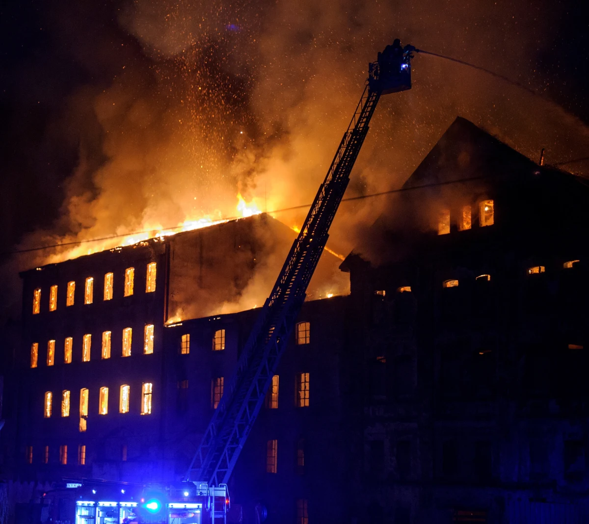 Inspektor nadzoru budowlanego wydał całkowity zakaz wchodzenia do zabytkowego młyna Szancera w Tarnowie. Pochodzący z XIX wieku budynek spłonął w nocy z soboty na niedzielę. Starty na miejscu oceniał już także konserwator zabytków. To nie pierwszy raz, kiedy w zabytkowym młynie pojawił się ogień.