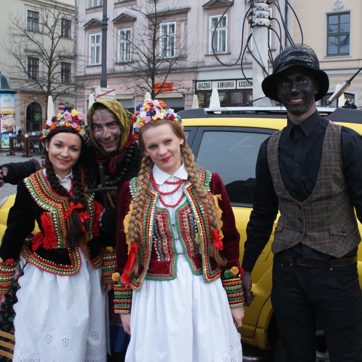 Wiele osób o niej słyszało, ale poza Wieliczką mało kto ją spotkał. Do dzisiaj! Za namową RMF FM Siuda Baba wyruszyła w Lany Poniedziałek w wędrówkę po Krakowie i okolicach. Kto pozwolił jej wymazać się sadzą, będzie miał szczęście przez cały rok!