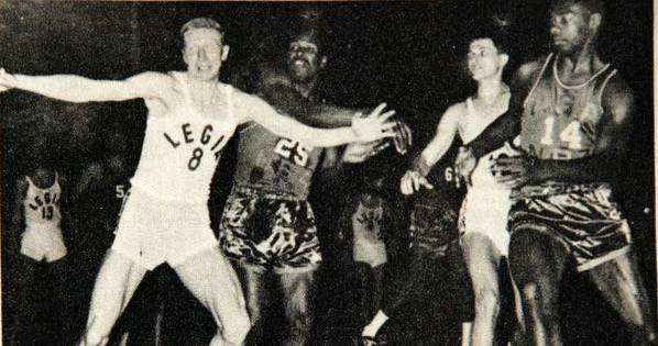 Legia (na biało Stanisław Olejniczak) - Gwiazdy NBA to było wydarzenia 1964 r.