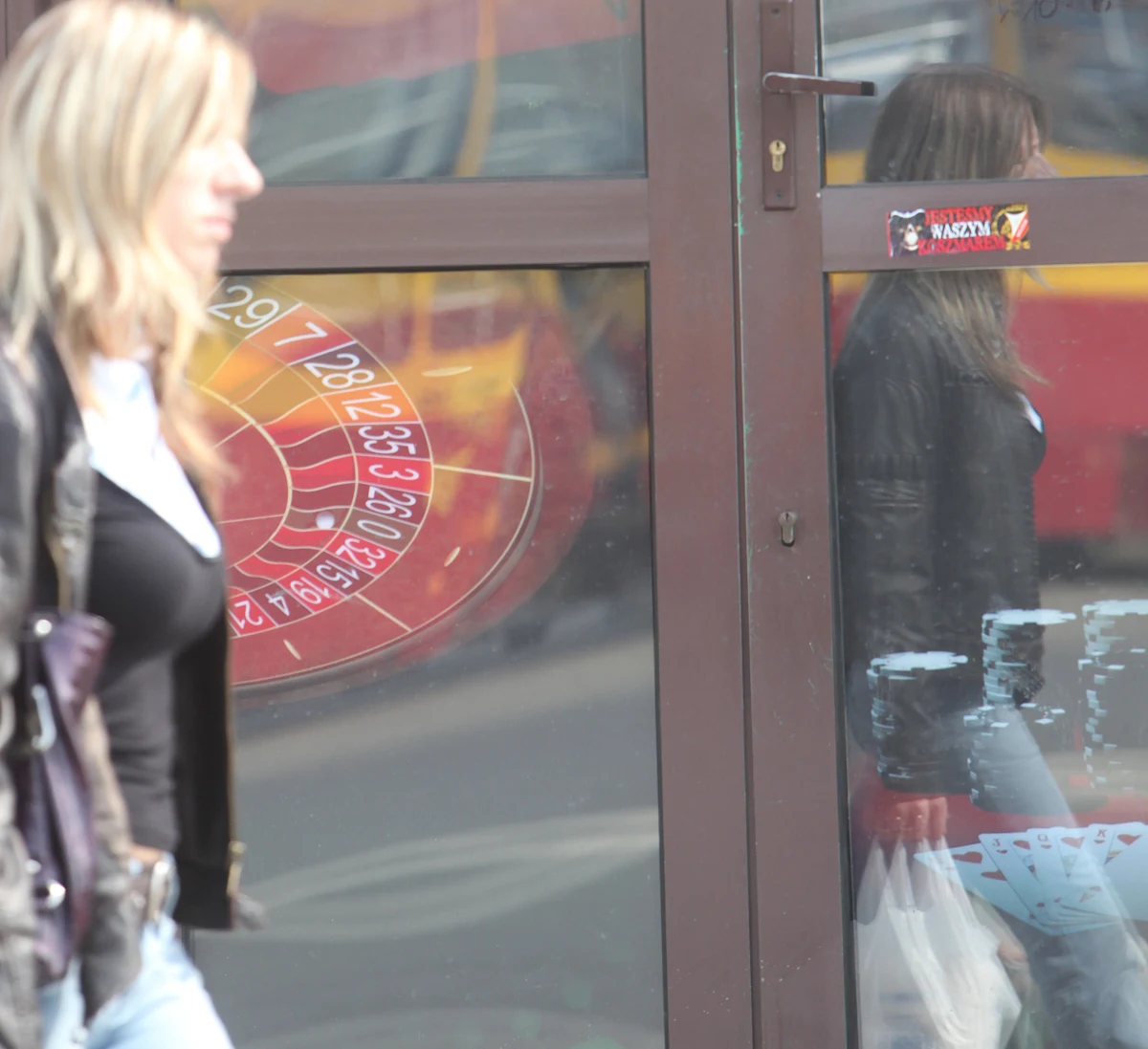 W centrum Kalisza, w nocy przypadkowy przechodzień zauważył małe dziecko zamknięte w samochodzie. Zawiadomił policję, która matkę 16-miesięcznej dziewczynki odnalazła w salonie gier. O tym zdarzeniu informuje portal TVP Info.