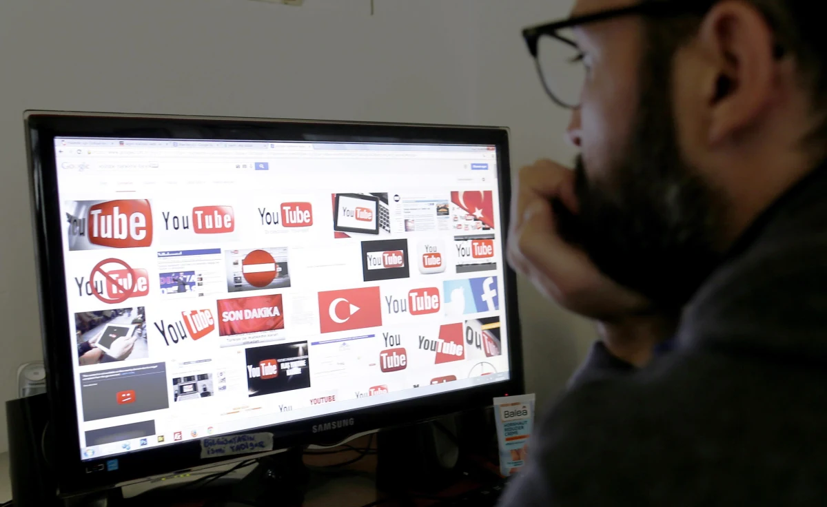 Tureckie władze zablokowały dostęp do serwisów Twitter i YouTube, które odmówiły usunięcia zdjęć przedstawiających uprowadzonego w ubiegłym tygodniu prokuratora ze Stambułu. Na zdjęciu porywacz przystawia mu pistolet do głowy. 