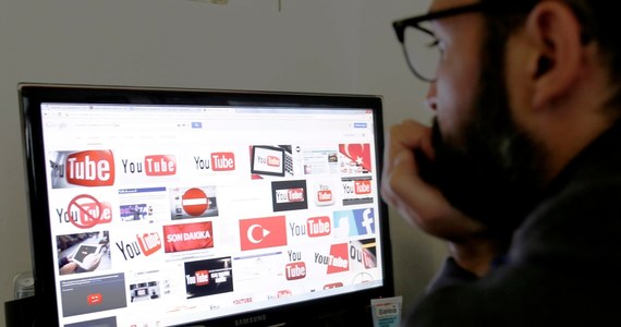 Tureckie władze zablokowały dostęp do serwisów Twitter i YouTube, które odmówiły usunięcia zdjęć przedstawiających uprowadzonego w ubiegłym tygodniu prokuratora ze Stambułu. Na zdjęciu porywacz przystawia mu pistolet do głowy. 