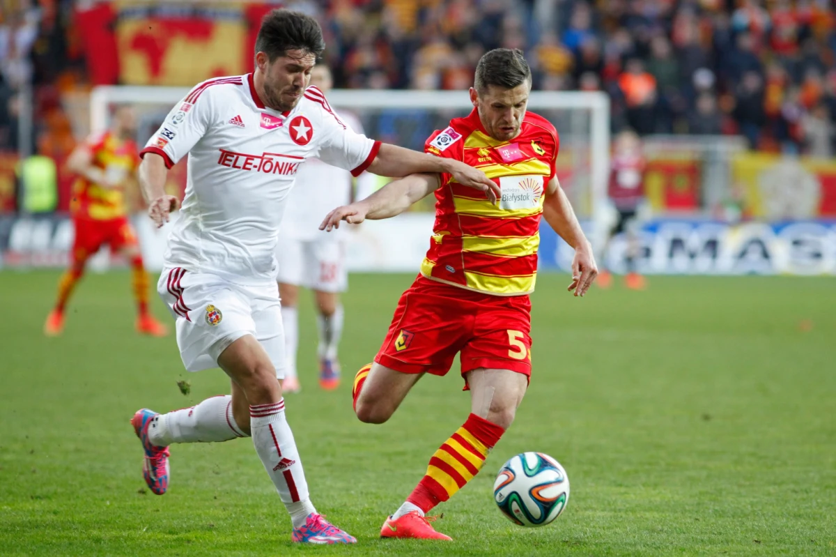 Początek meczu, to lekka przewaga Wisły, która szybko mogła objąć prowadzenie. W drugiej minucie tylko dzięki dobrej interwencji Igorsa Tarasovsa piłka nie trafiła do ustawionego tuż przed bramką Jagiellonii Pawła Brożka. Podawał Łukasz Burliga. 