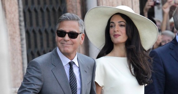 Kara do 500 euro grozi za naruszenie prywatności George'a Clooneya i jego żony Amal Alamuddin we włoskim miasteczku Laglio nad jeziorem Como. Amerykański aktor ma tam od kilku lat willę, często obleganą przez paparazzich. 