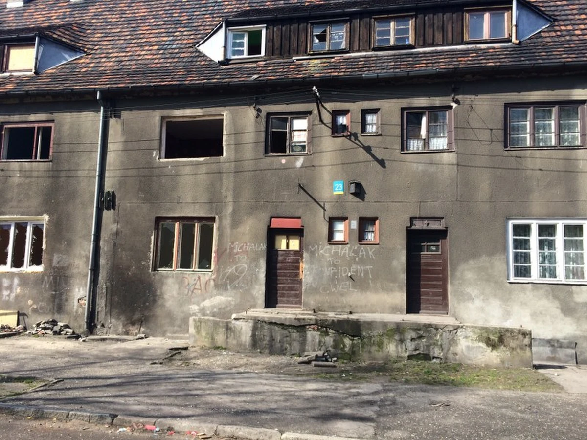 39 rodzin wyprowadza się z Karbia, dzielnicy Bytomia zniszczonej przez szkody górnicze. Kilka kamienic przy ul. Kołłątaja jeszcze w tym miesiącu zostanie rozebranych. Ich stan jest katastrofalny. Nadzór budowlany uznał, że nie można w nich mieszkać, bo to niebezpieczne. 4 lata temu z takiego samego powodu z Karbia wyniosło się kilkaset osób.