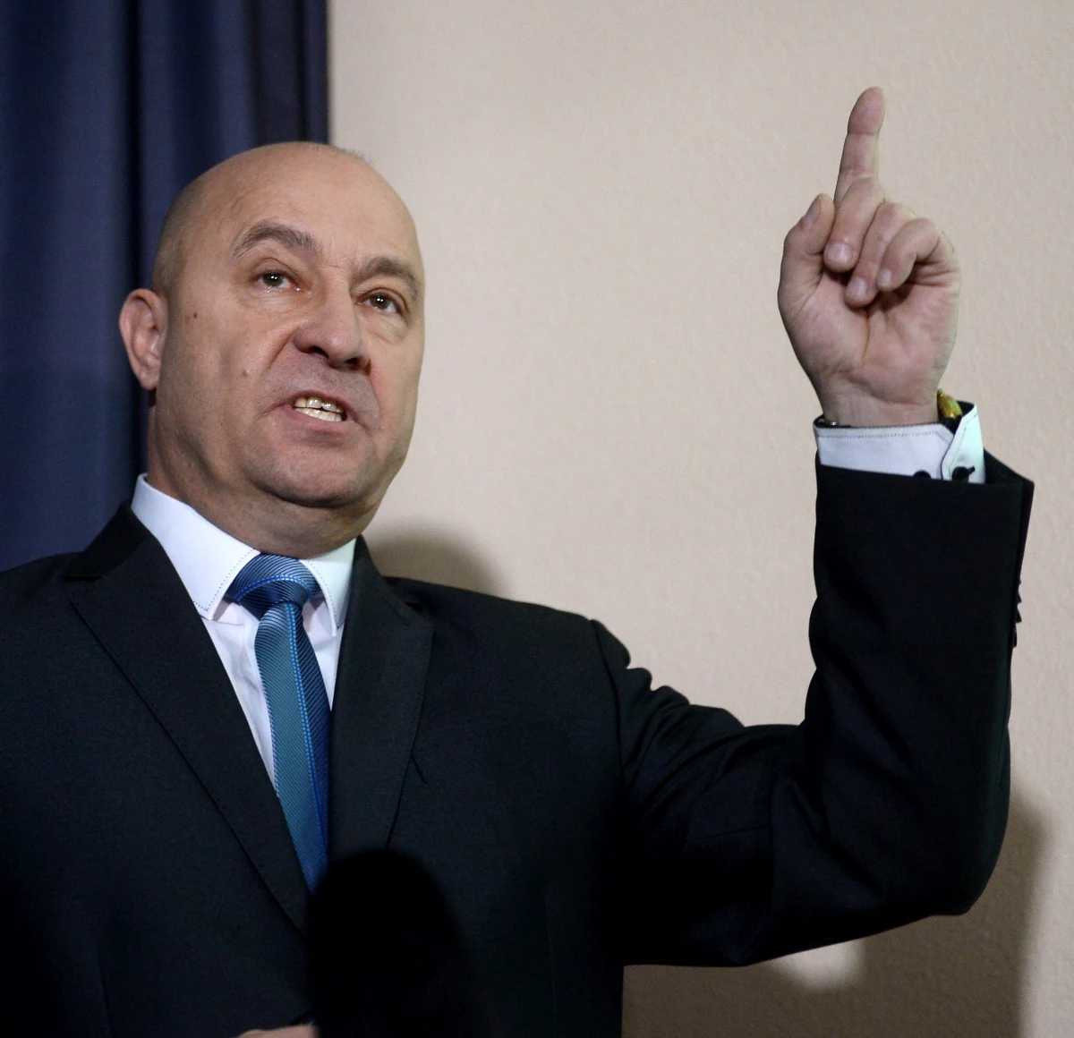 "W ogóle nie powinno być tej sprawy. Zarzuty wobec mnie zostały w sądzie oddalone" - podkreślił w czasie spotkania z dziennikarzami członek zarządu PZPN Kazimierz Greń, wobec którego Komisja Dyscyplinarna piłkarskiej centrali wszczęła postępowanie za rzekomą sprzedaż biletów przed meczem z Irlandią w Dublinie. "Stoję na drodze niektórym osobom" - stwierdził Greń i zapowiedział pozwy do sądu przeciwko niektórym mediom.