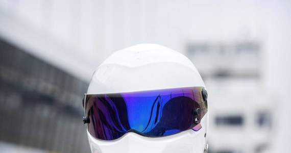 Legendarny kierowca testowy brytyjskiego programu BBC "Top Gear" Stig zmierzy się z norweską sztafetą, w skład której wchodzą: biegaczka narciarska Therese Johaug, skoczek Rune Velta, biathlonista Emil Hegle Svendsen i snowboardzista Terje Hakonsen. Nagranie programu z serii "The Challenge" ma być w utrzymywanym w ścisłej tajemnicy miejscu w Norwegii.