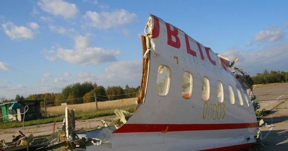 Naczelna Prokuratura Wojskowa potwierdziła doniesienia dziennikarzy RMF FM: udało się odczytać o 30 procent więcej z rejestratora rozmów w kabinie prezydenckiego tupolewa, który rozbił się pod Smoleńskiem. Dziennikarze RMF FM dotarli do najnowszej dokumentacji ekspertów, którzy na nowo odczytali zapis rejestratora rozmów w kokpicie prezydenckiego tupolewa. Odpowiadając na zarzuty śledczych dotyczące nieścisłości, publikujemy cały stenogram rozmów w kokpicie.