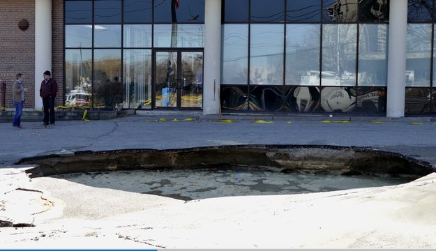 Wideo zostało nakręcone w Toronto, gdzie na środku parkingu powstał gigantyczny lej. Ogromny otwór wypełniony wodą stał się lokalną atrakcją, ale stwarza również zagrożenie, dlatego władze postanowiły ogrodzić i zabezpieczyć dziurę.
