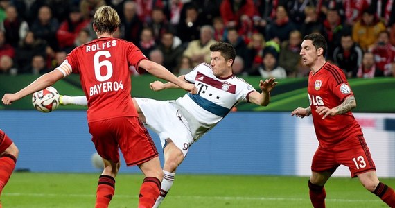 Piłkarze Bayernu Monachium i trzecioligowej Arminii Bielefeld wywalczyli po rzutach karnych awans do półfinału Pucharu Niemiec. Mistrzowie kraju wyeliminowali na wyjeździe Bayer Leverkusen, a w serii "jedenastek" trafił m.in. Robert Lewandowski.