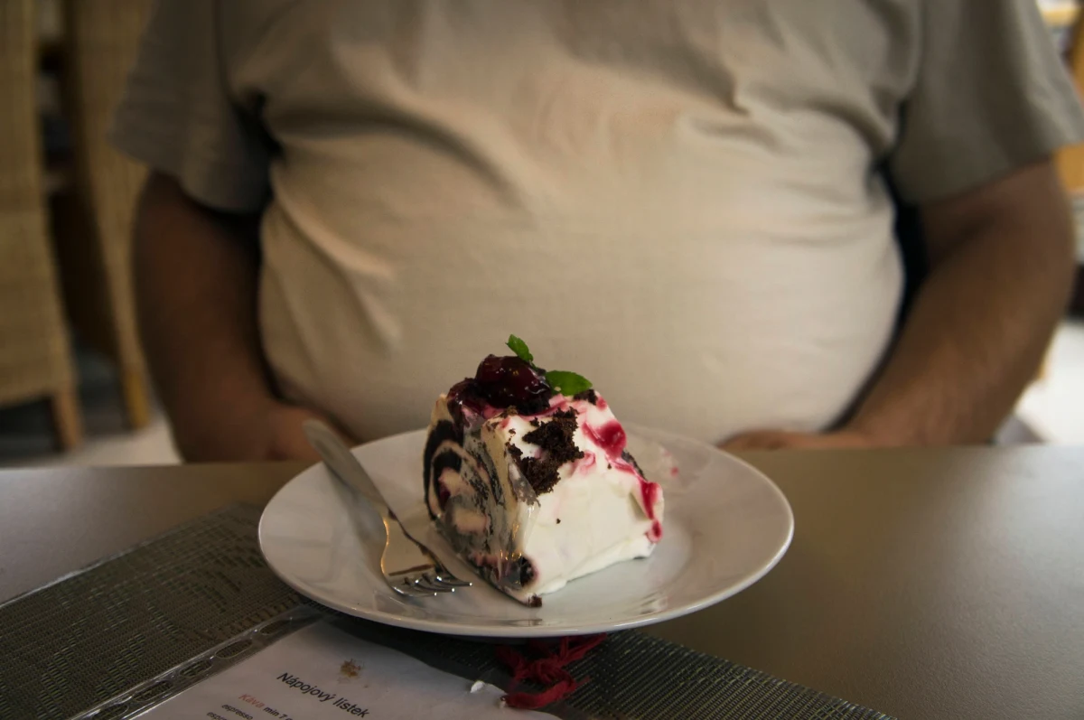 Mamy pandemię otyłości - alarmują eksperci. W ciągu 30lat liczba dorosłych ludzi otyłych lub  nadwagą wzrosła z 857 mln do 2,1 mld. W Polsce jest to co druga osoba. Jak podaje GUS i Eurostat w 64 proc. są to mężczyźni, w 8 - kobiety. O sprawie pisze "Metro". 