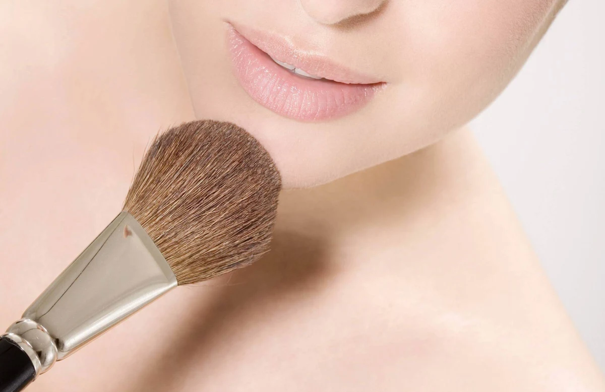 27-letnia Australijka do końca życia będzie jeździć na wózku inwalidzkim z powodu groźnej infekcji, którą zakaziła się przez zabrudzony pędzel do makijażu, który pożyczyła jednej ze swoich koleżanek. Choroba uszkodziła kręgosłup kobiety.