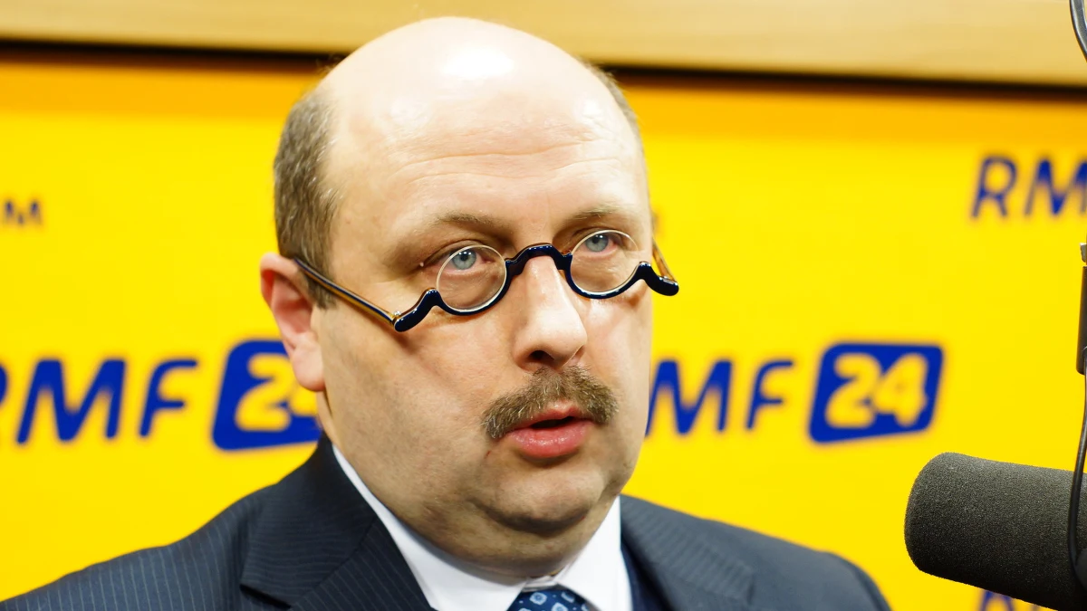 „Jeżeli informacja wniesie coś do sprawy, to powinna być w aktach. Widzę, że informacje Rotha mogą coś wnieść” - mówi w Kontrwywiadzie RMF FM, o informacjach niemieckiego dziennikarza śledczego, pełnomocnik części rodzin ofiar katastrofy smoleńskiej mec. Stefan Hambura. Dodaje, że już w marcu, w nocy, przed konferencją Naczelnej Prokuratury Wojskowej wysłał wniosek, żeby wstrzymać konferencję, bo jest ważna informacja, która może coś wnieść do sprawy. „Jeden z prokuratorów stwierdził, że powinienem mu donieść taki dokument. To jest jakaś pomyłka” - komentuje Hambura. 