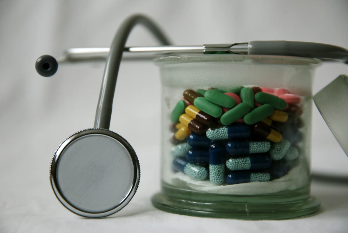 Nawet 80 procent niektórych leków nie trafia z hurtowni do aptek. Są wywożone za granicę. To z tego powodu pacjenci mają problemy ze zrealizowaniem recept. Dziennikarz RMF FM Mariusz Piekarski dotarł do raportu Inspekcji Farmaceutycznej, który opisuje proceder tzw. "odwróconego łańcucha farmaceutycznego". Mówiąc wprost: tańsze leki z Polski są sprzedawane na Zachodzie. 