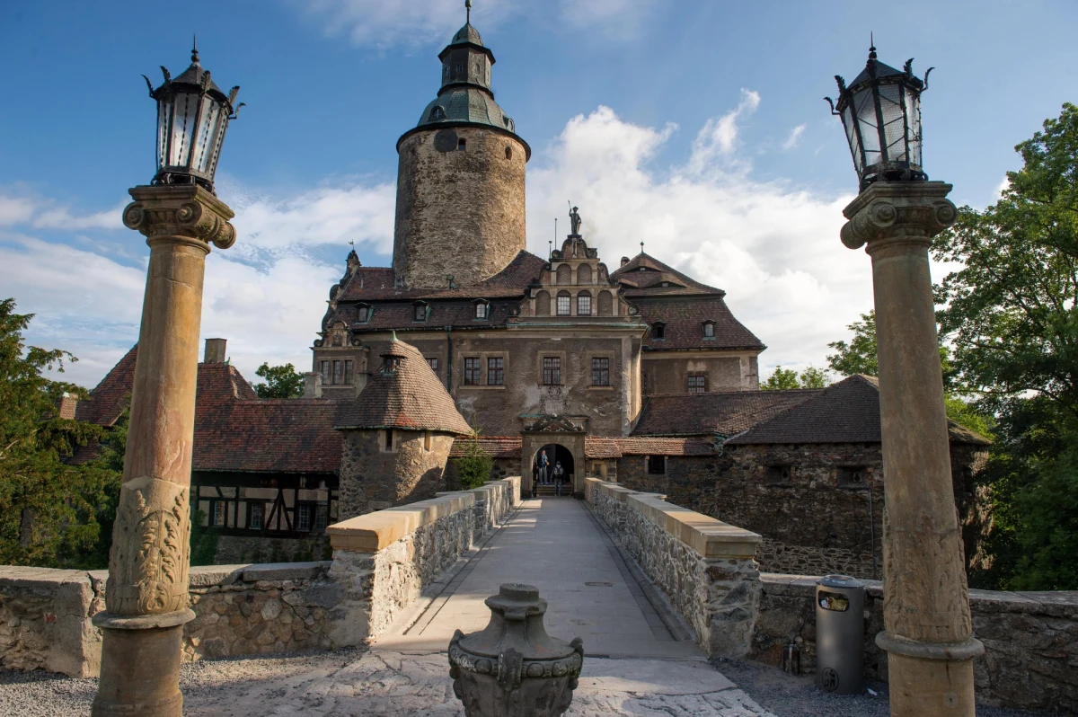 Na trzy dni Zamek Czocha na Dolnym Śląsku zamieni się w szkołę magii rodem z opowieści o Harrym Potterze. Blisko 130 miłośnicy fantastyki z całego świata weźmie udział w specjalnej grze fabularnej. Samego Pottera i jego przyjaciół jednak nie będzie. Uczestnicy o godzinie dwudziestej wcielą się w wymyślone przez siebie postacie. 