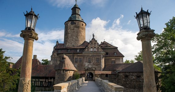 Na trzy dni Zamek Czocha na Dolnym Śląsku zamieni się w szkołę magii rodem z opowieści o Harrym Potterze. Blisko 130 miłośnicy fantastyki z całego świata weźmie udział w specjalnej grze fabularnej. Samego Pottera i jego przyjaciół jednak nie będzie. Uczestnicy o godzinie dwudziestej wcielą się w wymyślone przez siebie postacie. 