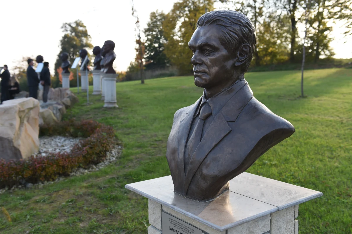 Życiowym celom, które wyznaczył sobie w młodości pozostał wierny do końca. Zginął w czasie pełnienia swojej ostatniej misji, jaką było uczczenie ofiar Zbrodni Katyńskiej, dokonanej na narodzie polskim przez Sowietów. 