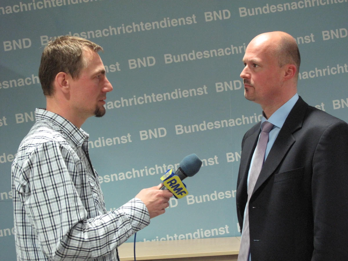 „BND (Federalna Służba Wywiadowcza – red.) w żadnym momencie nie reprezentowała poglądu, że w Smoleńsku w kwietniu 2010 roku mogło dojść do zamachu” – mówi w rozmowie z dziennikarzem RMF FM rzecznik niemieckiego wywiadu Martin Heinemann. Podkreśla, że Jürgen Roth autor książki „Zamknięte akta S.” nigdy z nim się nie kontaktował. Odnosząc się do notatki, na którą powołuje się Roth, rzecznik Federalnej Służby Wywiadowczej oświadczył: „Zaczęliśmy szukać tych dokumentów w naszej bazie, ale bez sukcesu”.