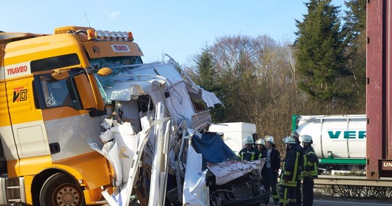 Jedna osoba zginęła w tragicznym wypadku na niemieckiej autostradzie A61 w Boppard. Najechały na siebie trzy pojazdy: dwie ciężarówki i kamper. Ten ostatni został całkowicie zmiażdżony.