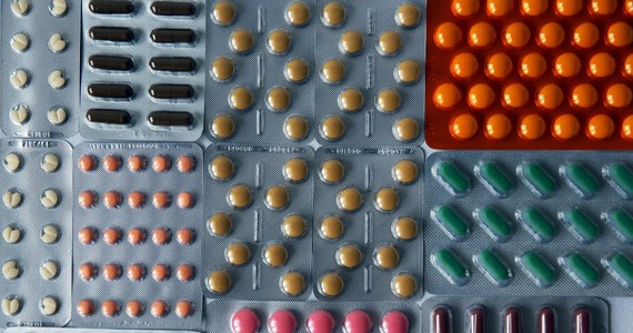 Sejm uchwalił nowelę Prawa farmaceutycznego, która ma ograniczyć wywóz leków z Polski za granicę. Zakłada ona m.in. wprowadzenie obowiązku zgłoszenia takiego zamiaru inspekcji farmaceutycznej, która będzie mogła się temu sprzeciwić. 