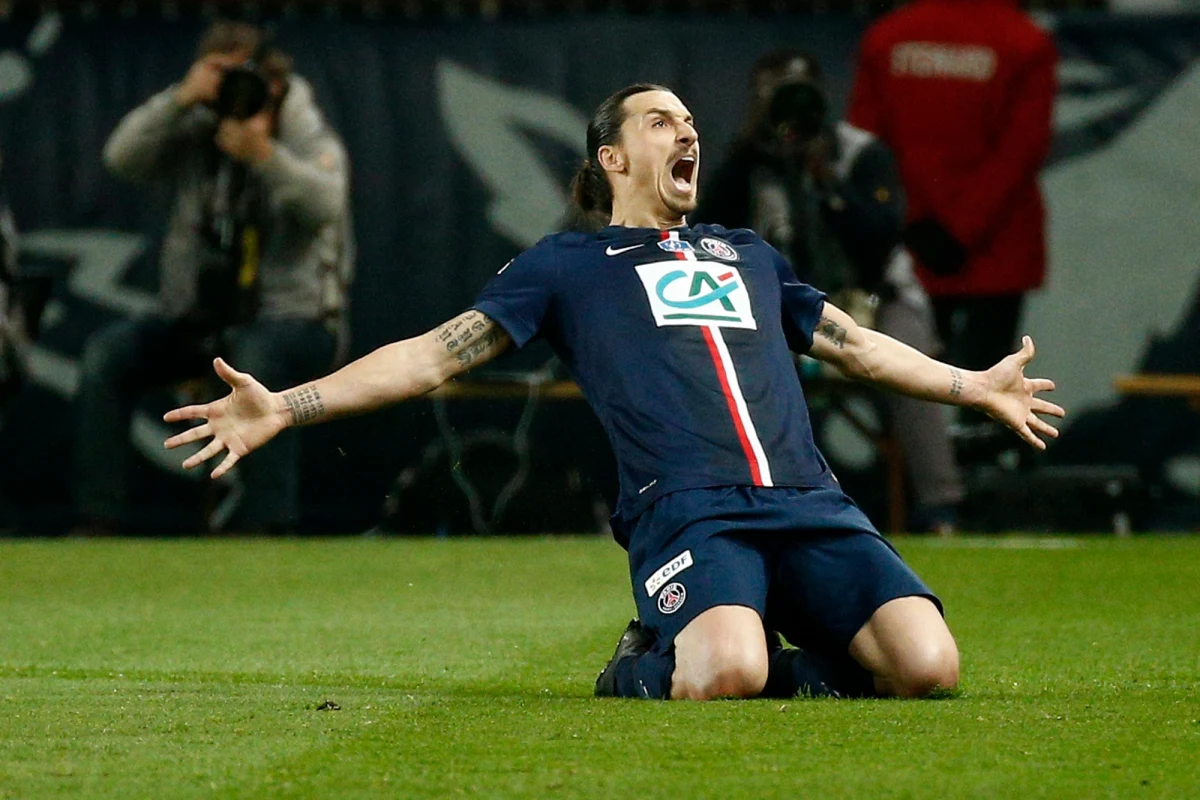 Sprawiedliwości stało się zadość - tak francuskie media komentują zawieszenie sławnego napastnika Paris Saint-Germain Zlatana Ibrahimovicia na cztery mecze za obraźliwe porównanie sędziego do pewnej anatomicznej części ludzkiego ciała i nazwanie Francji "g...nym krajem".