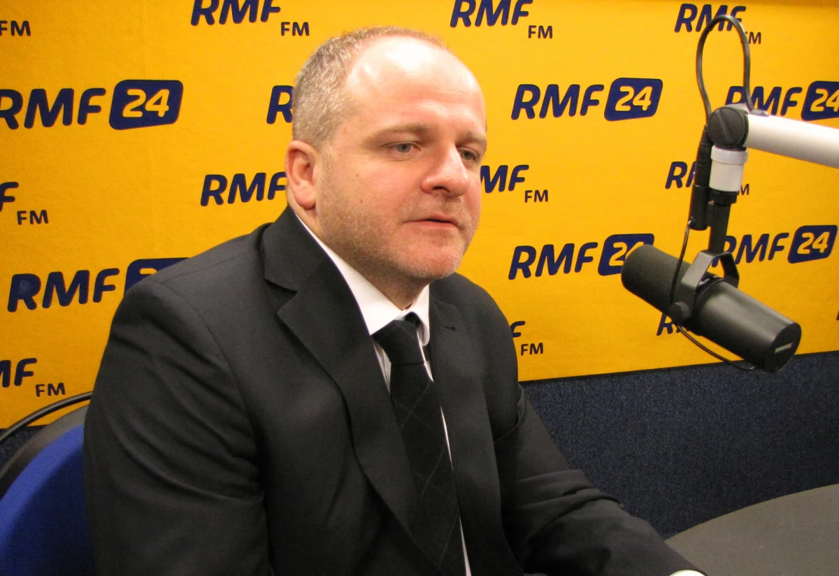 „Nie skorzystano z pierwszej doby, pierwszego tygodnia i roku po katastrofie. Dziś zbieramy tego efekty” - mówi w Kontrwywiadzie RMF FM były współpracownik Lecha Kaczyńskiego, Paweł Kowal z Polski Razem. „Pierwszy błąd został popełniony w pierwszej dobie, kiedy Putin rozumiał już, że teraz się decyduje wymiar propagandowy tego, co się wydarzyło. Trzeba było w świetle kamer postawić mu oczekiwania. W ciągu kolejnego tygodnia trzeba się było zastanowić, jaki jest najlepszy prawny sposób. Potem pierwszy rok. Po co myśmy ciągle dawali świadectwo, że wszystko szło dobrze w badaniu katastrofy? Teraz nam jest trudniej powiedzieć, że to jednak był błąd. Trzeba było umiędzynarodowić to na forum unijnym i NATO-wskim” - wylicza Kowal. Gościem Konrada Piaseckiego w Kontrwywiadzie RMF FM był Paweł Kowal z Polski Razem.