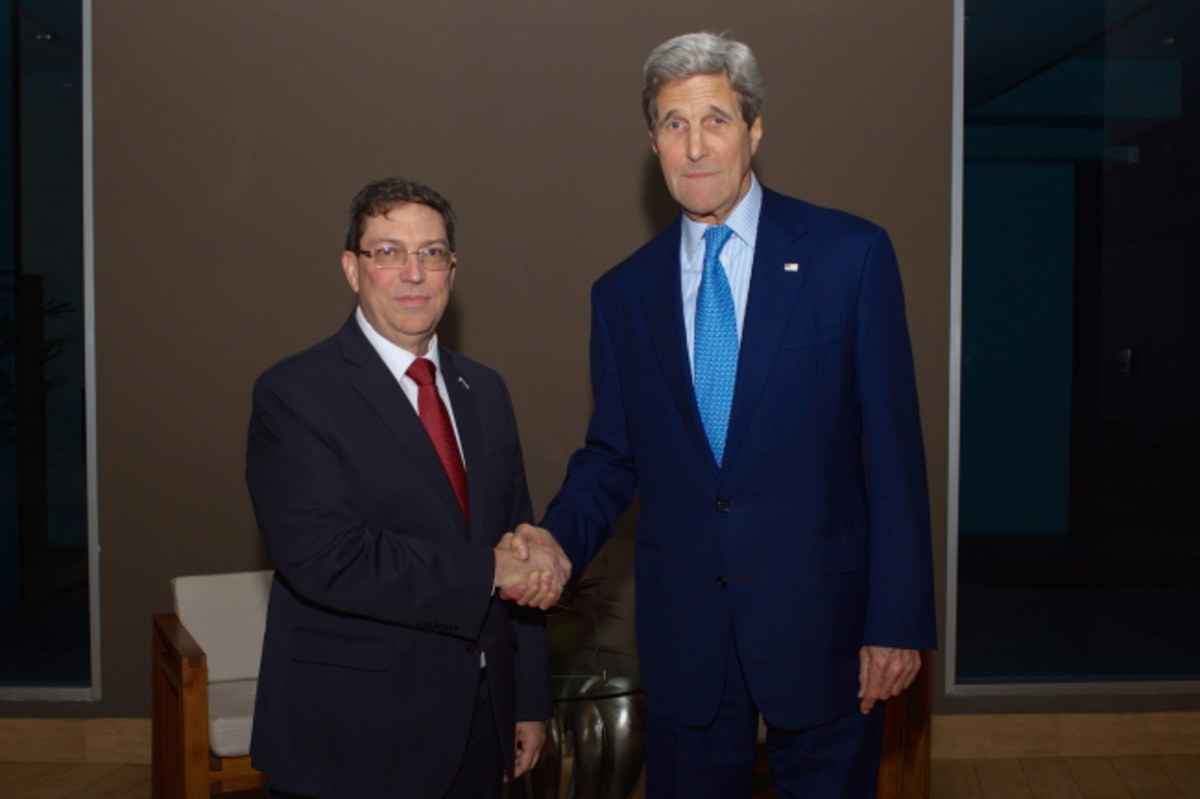 Pierwsze od ponad 50 lat spotkanie szefów dyplomacji USA i Kuby. Sekretarz stanu USA John Kerry i minister spraw zagranicznych Kuby Bruno Rodriguez spotkali się w stolicy Panamy. 