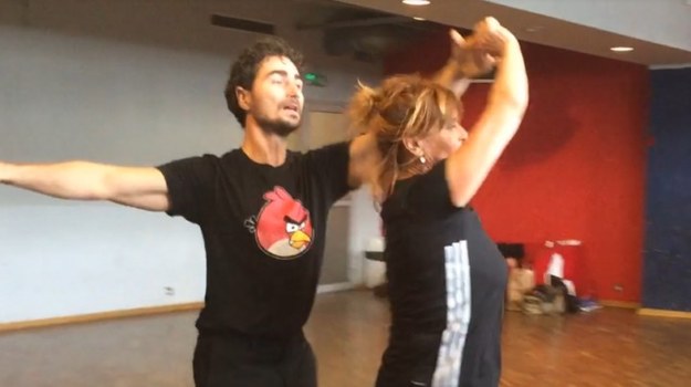 Ewa Kasprzyk i Jan Kliment w piątek, 10 kwietnia, zatańczą w "Dancing withe the Stars. Tańcu z Gwiazdami" quickstepa. "Mam skojarzenia z tańcem ludowym " - śmieje się aktorka.