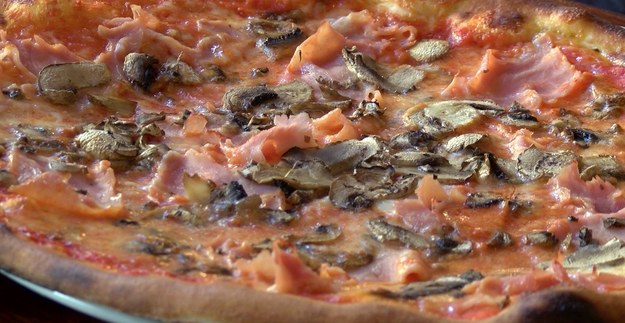 Pizzę można zamówić z dowozem do mieszkania, zjeść w restauracji lub... zrobić samemu w domu. Wtedy jest najsmaczniejsza! Przygotowanie pizzy w warunkach domowych może też okazać się ogromną frajdą dla całej rodziny. Sekret prawdziwej włoskiej pizzy zdradzi nam rodowity Włoch, Walter Busalacchi, właściciel warszawskich restauracji Nonsolo Pizza i Amodo Mio.


- Każdy Włoch, kiedy idzie do pizzerii i nie wie, co zamówić, mówi: "prosciutto funghi" - szynka i pieczarki. To najprostsza pizza, najbardziej popularna i najczęściej sprzedawana we Włoszech. Szynkę i pieczarki układa się na sosie pomidorowym i mozzarelli - mówi Busalacchi.