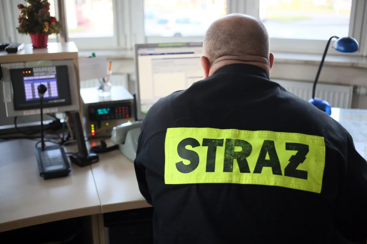 Dwaj strażacy z Opola uratowali przez telefon 16-miesięcznego chłopca. Łukasz Pieluszczak i Piotr Kruk instruowali rodziców, jak mają pomóc dziecku, które przestało oddychać. 