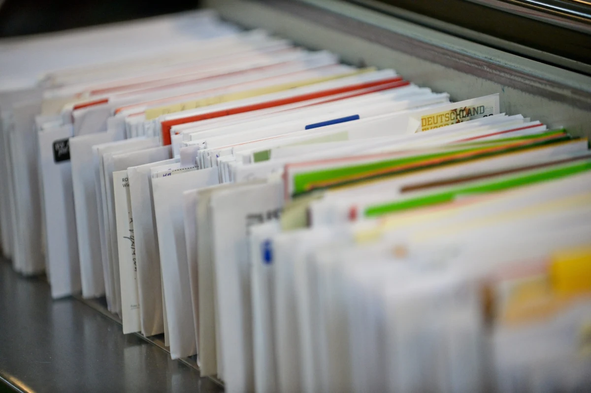 Nieuleczalnie chora Isa z miejscowości Winterswijk w Holandii powiedziała, że ma jedno, ostatnie życzenie: otrzymać kilka widokówek. Tysiące kartek adresowanych do niej nadeszło już z całego świata.