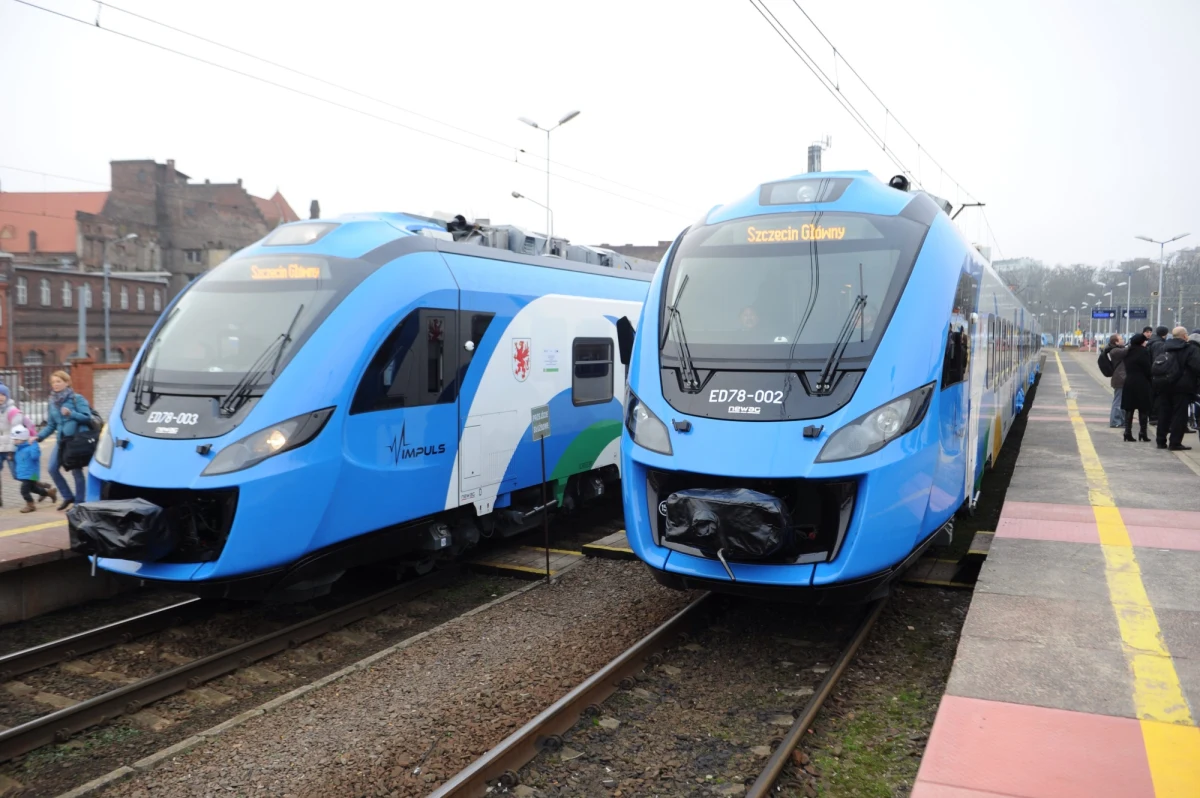 - Zostaliśmy zmuszeni do wyłączenia z ruchu autobusów szynowych, bo Urząd Transportu Kolejowego nie zatwierdził dokumentów dotyczących ich serwisowania - w ten sposób Przewozy Regionalne tłumaczą wczorajsze wycofanie z użytku ośmiu tak zwanych szynobusów. Od kilku lat woziły one pasażerów na Pomorzu. Na razie zastąpiły je zwykłe autobusy, a czas podróży znacznie się wydłużył. Nasz reporter ustalił jednak, że do poniedziałku szynobusy mają wrócić na tory. 