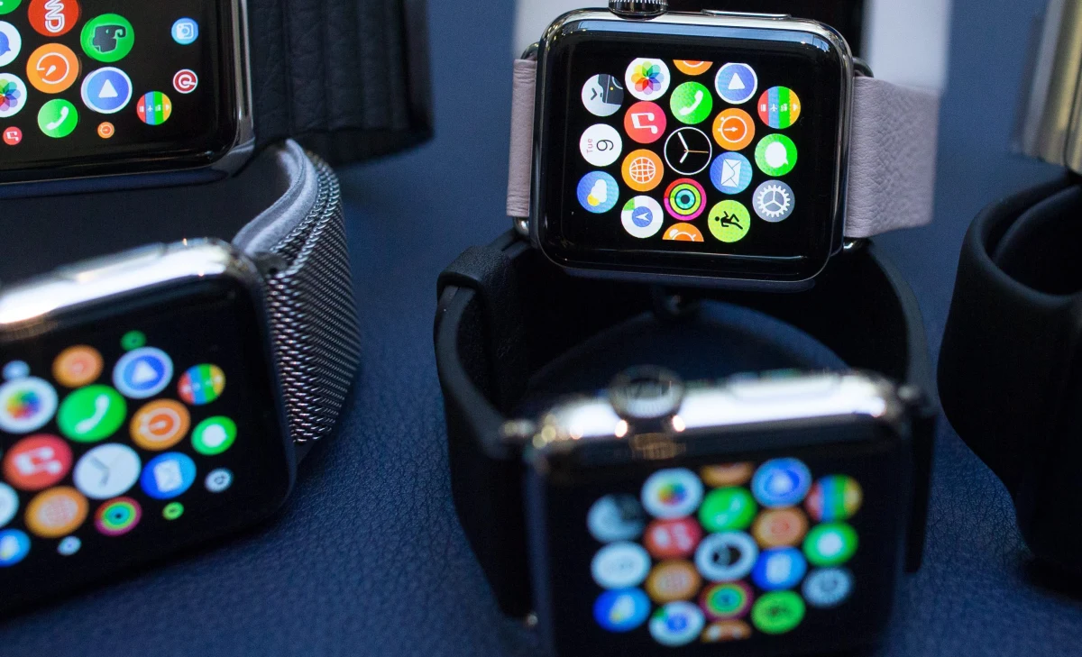 Od 10 kwietnia za pośrednictwem internetowego sklepu Apple można składać zamówienia na inteligentny zegarek Apple Watch. Urządzenie kosztujące od 350 do 17 tys. dolarów będzie można kupić na razie jedynie w 9 krajach wśród których nie ma Polski.  