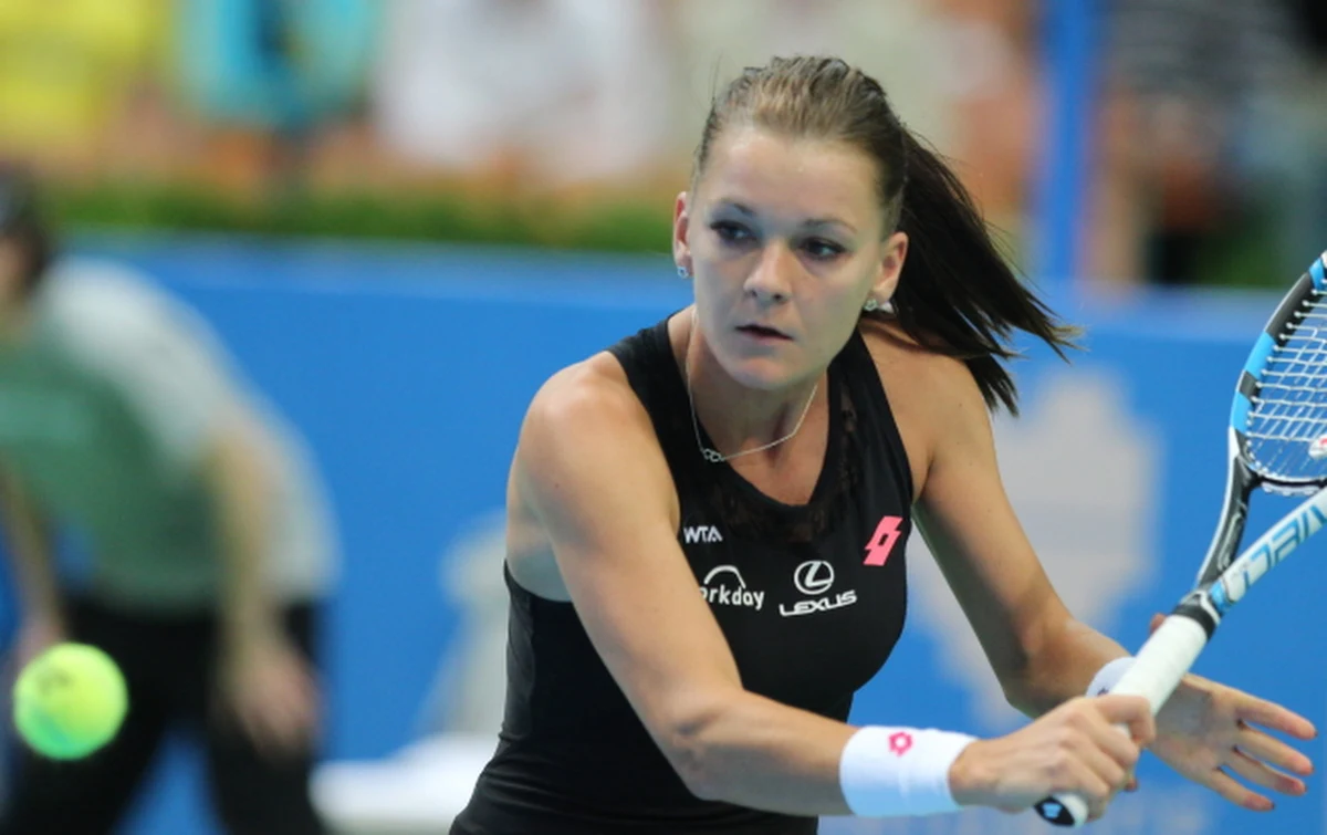 Rozstawiona z "jedynką" Agnieszka Radwańska pokonała Czeszkę Klarę Koukalovą 6:1, 6:1 i awansowała do półfinału turnieju WTA w Katowicach (pula nagród 250 tys. dol.). Jej kolejną rywalką będzie włoska tenisistka Camila Giorgi (3.).