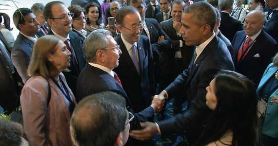 Prezydenci USA i Kuby, Barack Obama i Raul Castro, uścisnęli sobie dłonie. Zamienili też parę słów podczas VII Szczytu Ameryk w Panamie - podał Biały Dom.