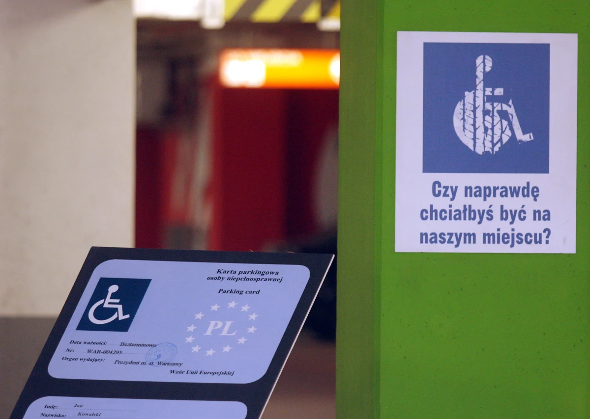 800 zł - tyle od dziś trzeba będzie zapłacić za parkowanie, bez koniecznych uprawnień, w miejscu dla niepełnosprawnych. Więcej zapłacą też ci kierowcy, którzy zignorują ograniczenia wjazdu pojazdów o określonej masie. 