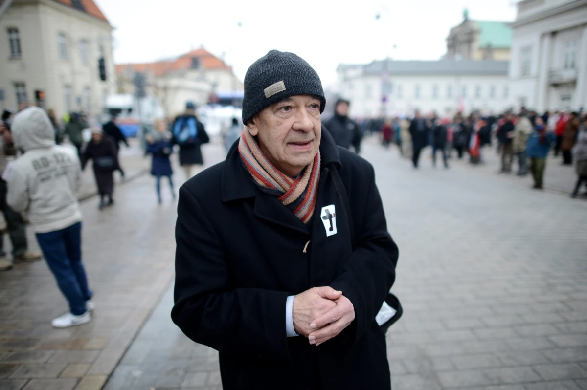 Ekipa filmu "Smoleńsk" w reżyserii Antoniego Krauzego od 17 do 21 kwietnia będzie pracować w USA. „Zdjęcia, z udziałem Beaty Fido, grającej główną bohaterkę, dziennikarkę prowadzącą śledztwo ws. katastrofy, odbędą się w Chicago” - poinformował producent Maciej Pawlicki. Jak zdradził, ostatni klaps planowany jest na 30 kwietnia. 