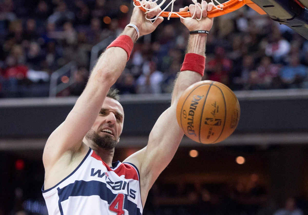 Marcin Gortat awansował na trzecie miejsce wśród najcelniej rzucających koszykarzy ligi NBA po rozegraniu 79 spotkań sezonu zasadniczego. Środkowy Washington Wizards trafia z gry ze skutecznością 57 proc. Liderem jest DeAndre Jordan (LA Clippers) - 70,7 proc. Polaka wyprzedza jeszcze tylko Amir Johnson - 57,7. 