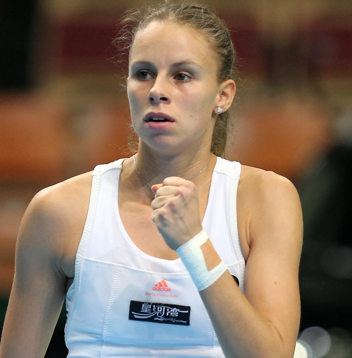 Magda Linette i francuska tenisistka Alize Cornet przegrały z Belgijką Ysaline Bonaventure i Holenderką Demi Schuurs 4:6, 2:6 w półfinale debla turnieju WTA na twardych kortach w Katowicach (pula nagród 250 tys. dolarów). Wieczorem w półfinale singla walczyć będzie rozstawiona z numerem pierwszym Agnieszka Radwańska.