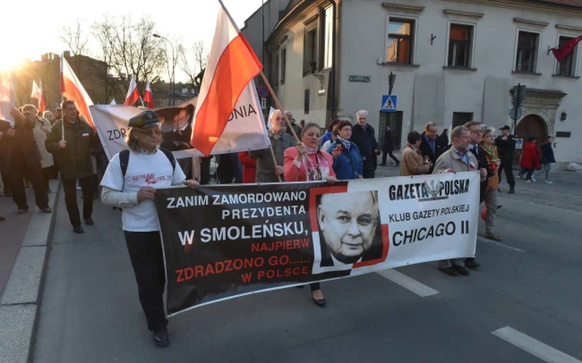 Kandydat na prezydenta Janusz Palikot "warcholstwem" określił twierdzenie, że przyczyną katastrofy smoleńskiej był zamach. "Jeżeli wbrew wszystkim faktom, wbrew materiałom publikowanym przez prokuraturę wojskową, twierdzi się, że był wybuch, że był zamach, że w to są zamieszanie najważniejsi funkcjonariusze naszego państwa, prezydent urzędujący, premier... Nie można bezkarnie opowiadać tych bzdur. To jest czystej klasy warcholstwo. To właśnie zgubiło Pierwszą Rzeczpospolitą" – powiedział lider Twojego Ruchu. Jego zdaniem w sprawach związanych z katastrofą TU-154 "państwo pokazuje się z dziadowskiej strony".  