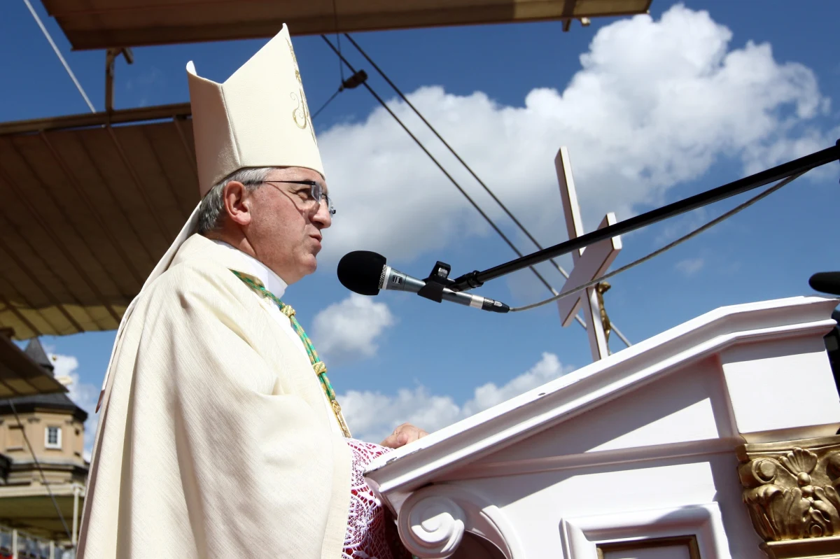 "Chrześcijaństwo nie jest zbiorem zakazów, ale pozytywnym przesłaniem" - przekonywał na Jasnej Górze nuncjusz apostolski w Polsce abp Celestino Migliore. "Jest bardzo ważne, aby uświadomić to sobie na nowo, bo ta świadomość dziś prawie całkowicie została zagubiona. Wiele mówiono o tym, co nie jest dozwolone, a teraz trzeba mówić: mamy do zaproponowania treści pozytywne" – zaznaczył. Migliore uczestniczył w 18. Międzynarodowej Pielgrzymce Ruchu Rodzin Nazaretańskich.