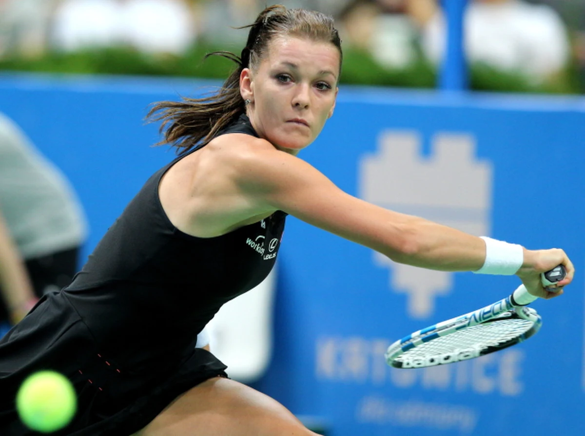 Rozstawiona z "jedynką" Agnieszka Radwańska przegrała z włoską tenisistką Camilą Giorgi (3.) 4:6, 2:6 w półfinale turnieju WTA w Katowicach (pula nagród 250 tys. dol.). Krakowianka w ubiegłym roku zakończyła udział w imprezie na tym samym etapie.